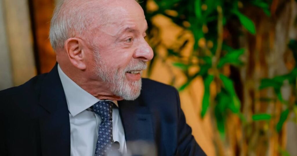Lula libera dados sigilosos próprios, da esposa e dos filhos e cobra opositor