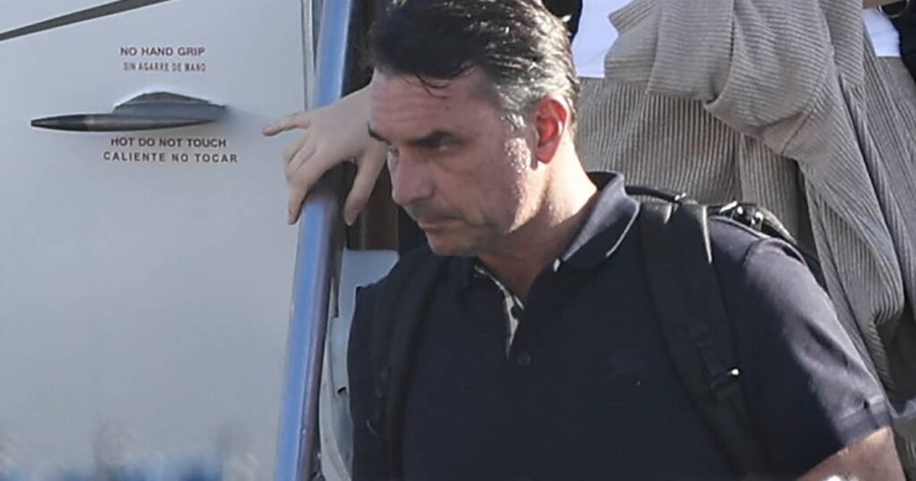 Aliados do PL avaliam viagem de Flávio Bolsonaro ao exterior