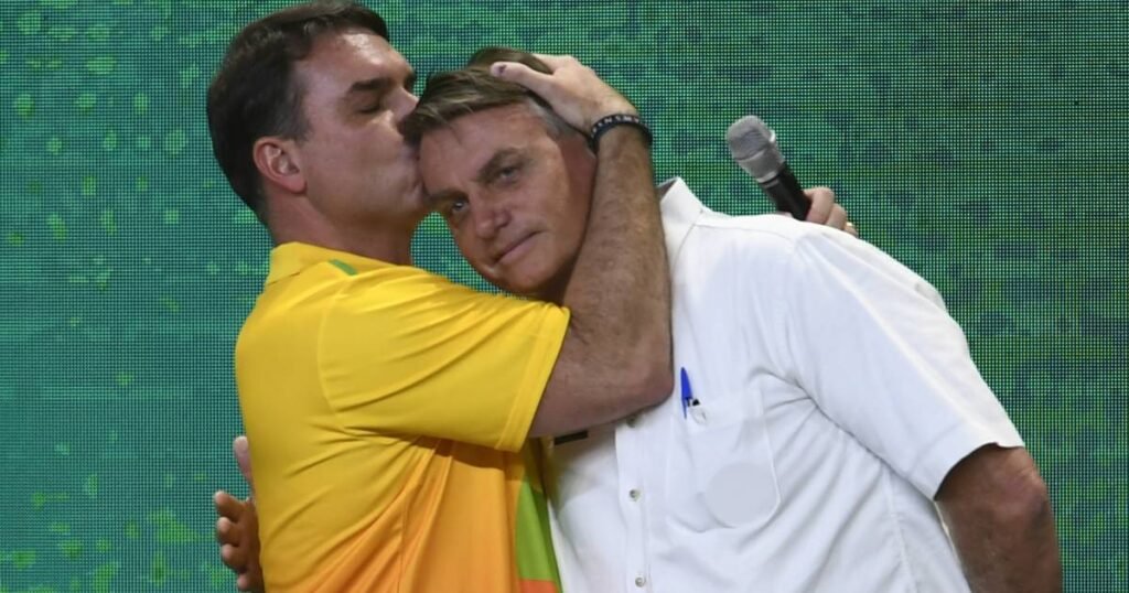 O desafio político nas visitas de Flávio a Jair Bolsonaro