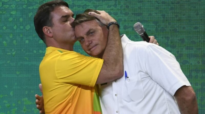 O desafio político nas visitas de Flávio a Jair Bolsonaro