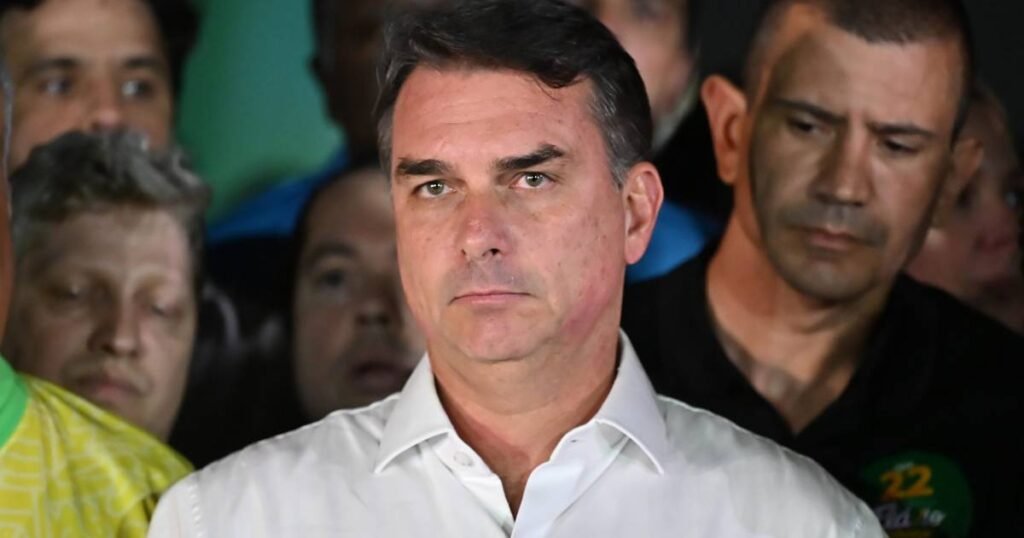 Senador Flávio Bolsonaro pode enfrentar novas sanções após ignorar determinação da Justiça