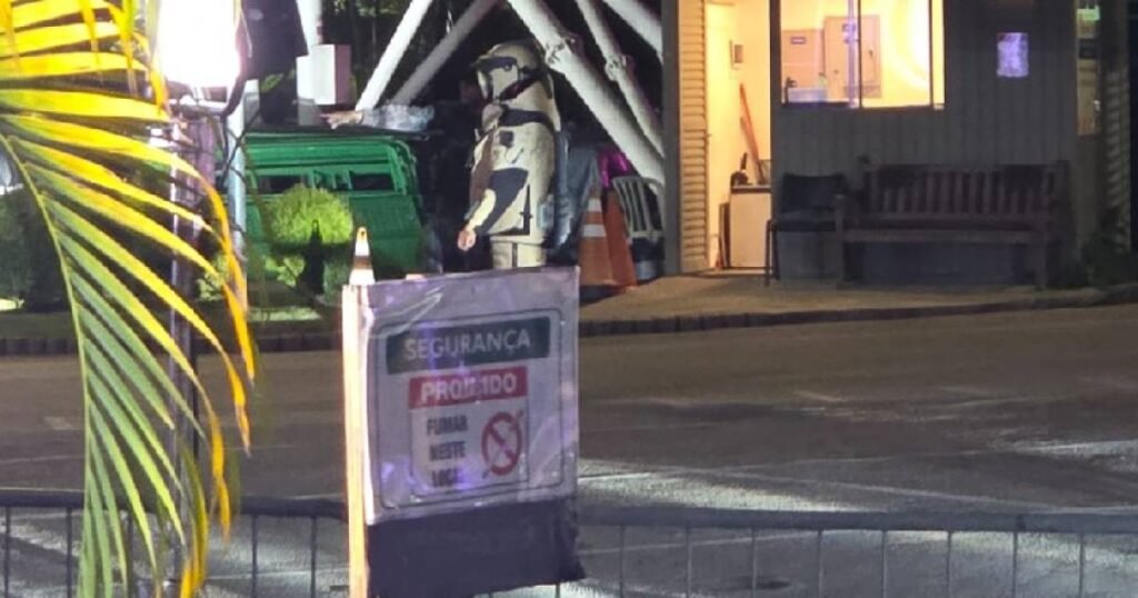 Polícia isola veículo de Flávio por suspeita de bomba após debate em emissora