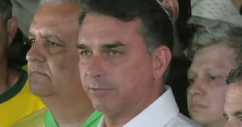 Senador Flávio Bolsonaro contesta resultado das urnas e aposta na via judicial
