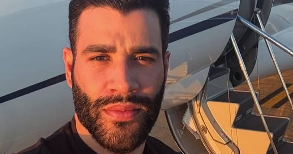 Gusttavo Lima declara apoio político a Flávio Bolsonaro durante apresentação no Paraná