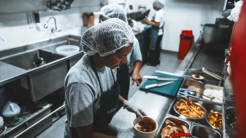 Fundador da Uber rompe silêncio e expande atuação na América Latina com empresa de cozinhas ocultas