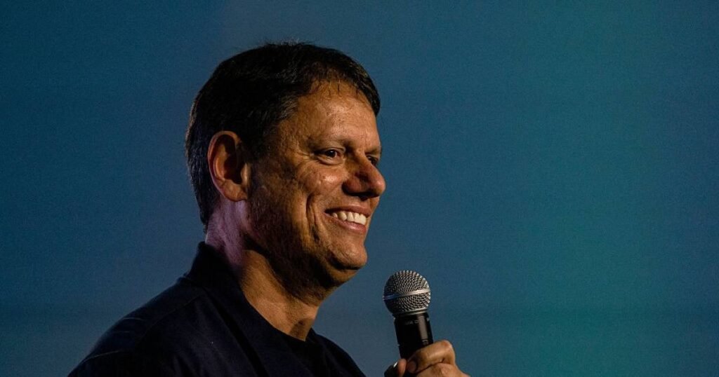 Cientista político aponta nova configuração na liderança da oposição no Brasil